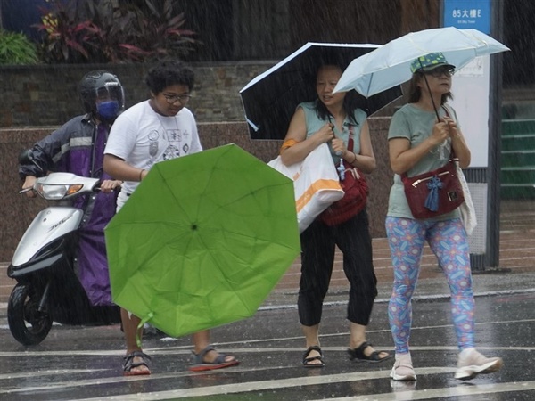 台南高雄屏東清晨宣布今停止上班上課