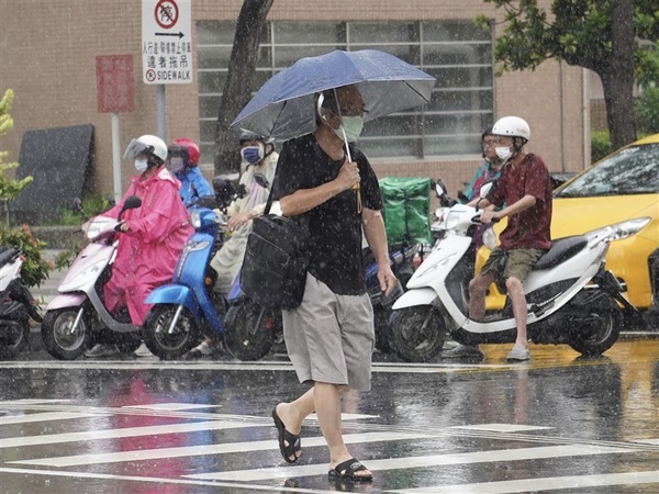 颱風西南季風接力影響 吳德榮：4日起中南部防劇烈天氣