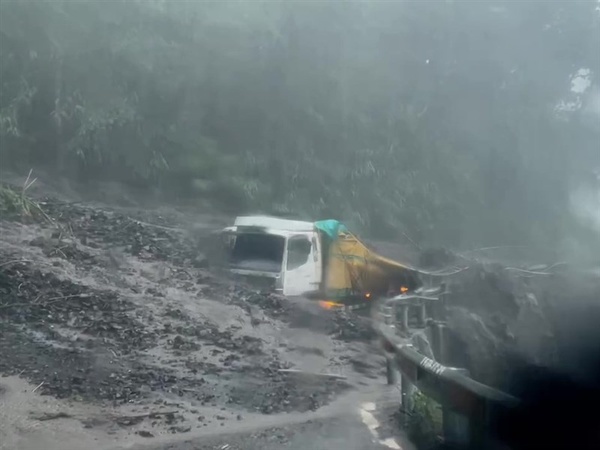 南投山區超大豪雨仁愛鄉雨量破300毫米 多處落石泥流