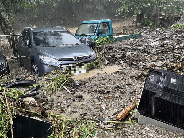 雨炸南投仁愛 道路變黃河、土石流灌民宅埋汽車