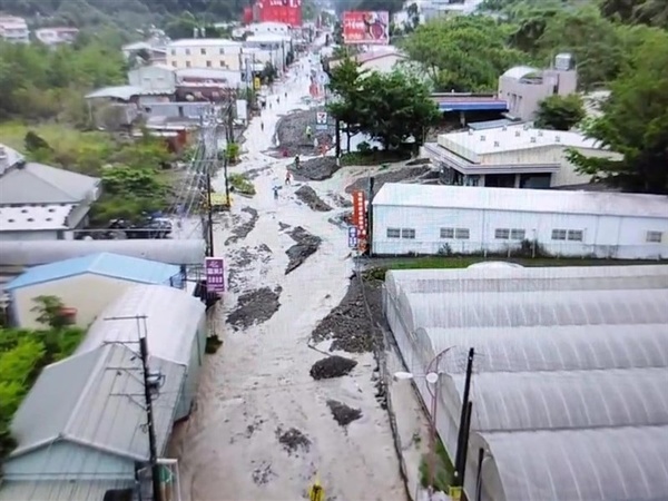 豪雨重創南投仁愛鄉主要道路通訊中斷 已救出12人