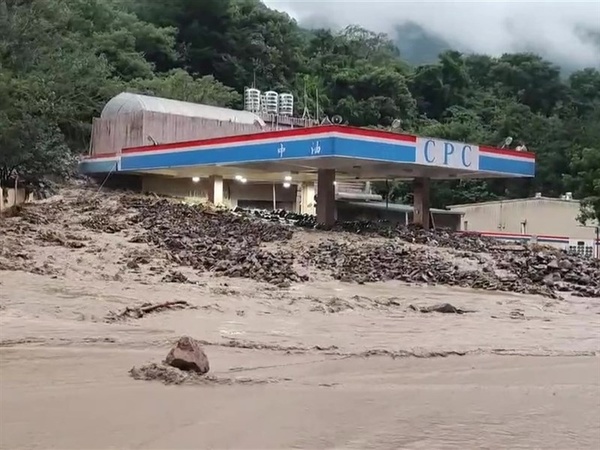 豪雨重創南投仁愛鄉主要道路通訊中斷 已救出12人