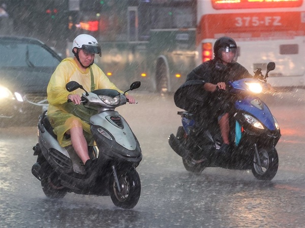 雨勢升級北北基桃防豪雨 新竹以南15縣市防大雨