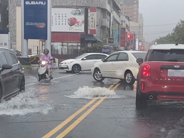 高雄大雷雨轟炸 鳳山多處淹水交通亂、三民一度水淹達40公分