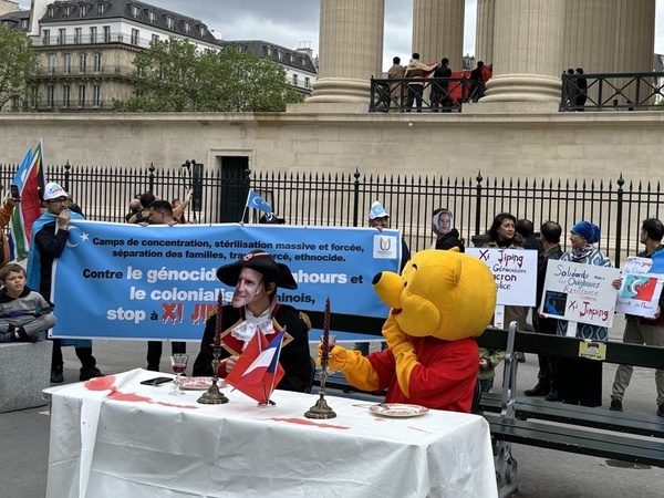 維吾爾與西藏社群巴黎示威抗議習近平訪法 遭人舉五星旗鬧場