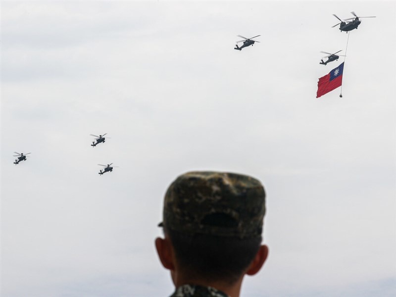 520國旗機隊全兵力組合訓練 12架直升機編隊飛行軍容壯盛