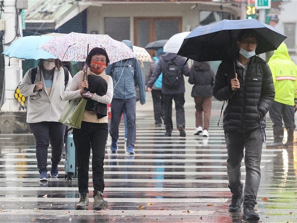 鋒面通過防短延時強降雨、雷擊 入夜冷空氣南下北部探16度