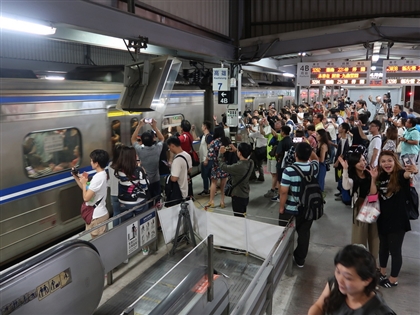 高雄鐵路地下化 數百鐵道迷群聚臨時站揮別末班車