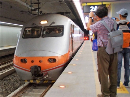 高雄鐵路地下化通車 首班進站列車旅客搶拍