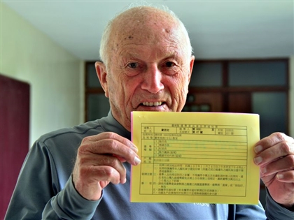 獨家／88歲首投族 外籍歸化神職人員：很光榮[影]