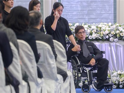 連體嬰哥哥忠仁告別式 忠義哽咽：我很想你