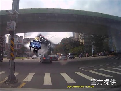 左轉車有視線死角易撞行人 民眾過馬路先查看[影]