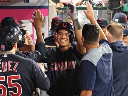 台灣第4人 張育成大聯盟生涯首支全壘打[影]