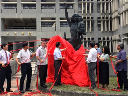 1尊銅像2個故事 林靖娟銅像矗立台東大學校園