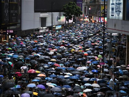 香港示威者冒雨抗議禁蒙面法 多人遭警拘捕[影]