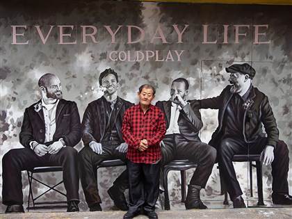 Coldplay現身西門町 壁畫出自國寶畫師顏振發之手