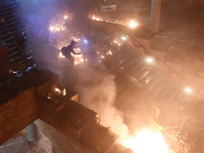 港警攻進理大門口 示威者汽油彈反擊 現場一片火海[影]