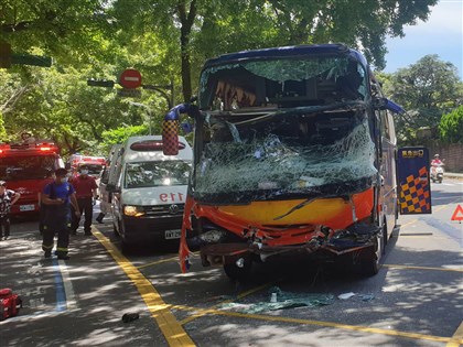 陽明山追撞車禍24傷  警初判主責為遊覽車