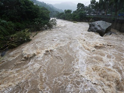 溪水暴漲3大徵兆你必須知道 沒下雨也可能遇到[影]