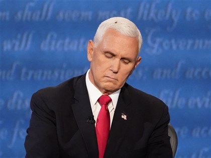 蒼蠅亂入辯論擾彭斯  拜登陣營趁勢賣蒼蠅拍[影]