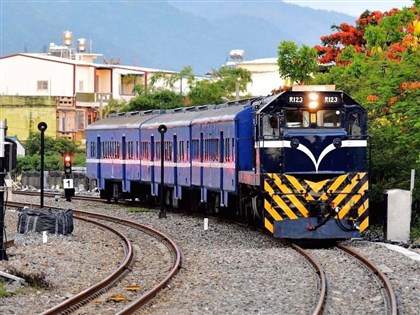 南迴鐵路藍皮火車夯 劉克襄建議讓消失車站復活