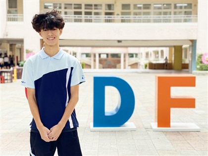 老翁跌倒摔破頭  丹鳳高中生伸援脫外套幫止血