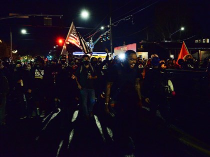 美國大選夜不平靜 波特蘭抗議民眾持槍燒國旗