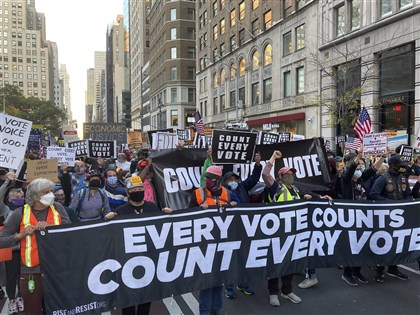 美國大選是否停止計票 川普與拜登粉絲互槓