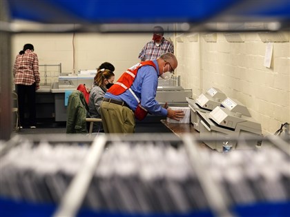 美郵政管理局檢視郵件中心 尋獲13張未遞送選票