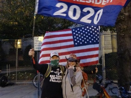 拜登有望勝出支持者展笑顏 不信川普能贏法律戰