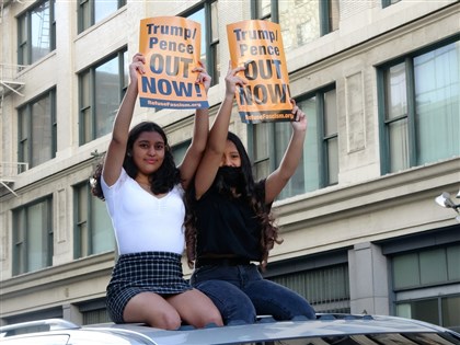 拜登勝選支持者街頭歡慶 喇叭聲響徹洛杉磯市中心