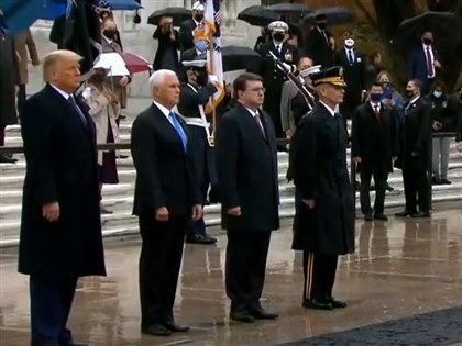 川普參與退伍軍人節儀式 選後首現身未公開發言[影]