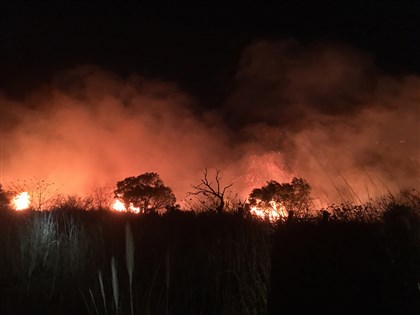 白沙屯火燒山2公頃  消防灌救控制火勢