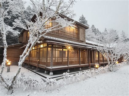 圖輯/宜蘭太平山文史館浪漫雪白 彷彿一秒到日本