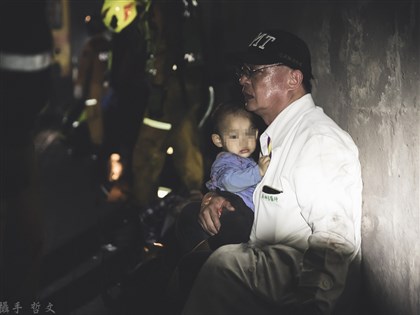 太魯閣號事故  白袍醫漆黑隧道緊抱孩童令人動容