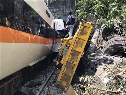 太魯閣號事故前影像 工程車在軌道駕駛反應時間不到10秒