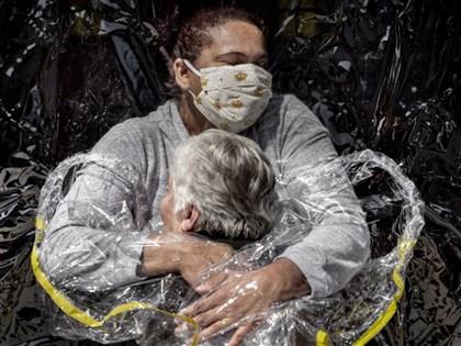 丹麥攝影師作品「第一個擁抱」 奪年度世界新聞攝影獎