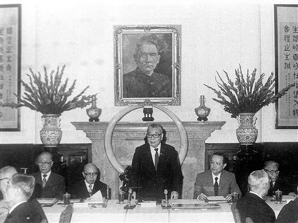 蔣經國晚年推動民主化兩大壓力：美國催逼、中共競爭【書摘】