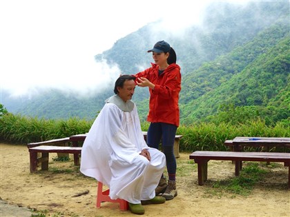 徒步5小時入「黑暗部落」義剪 台北髮型師：比住飯店更舒服[影]