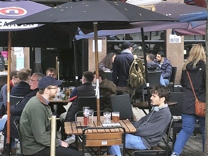 英國單週確診增7成 專家:接種疫苗壓低染Delta重症與病故人數