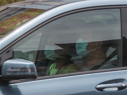 陳時中：即起開放車內飲食 非同住者仍要戴口罩