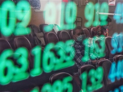 台股早盤跌逾百點陷月線保衛戰 高端疫苗衝漲停