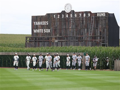 「夢幻成真」玉米田裡比賽場景重現 白襪再見轟宛若好萊塢劇本