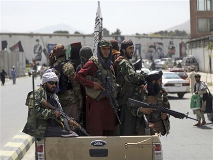 阿富汗人揮國旗慶獨立日 傳塔利班逮黑名單人物