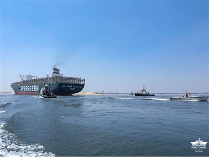 長賜輪再駛入蘇伊士運河 領航員引導順利通過