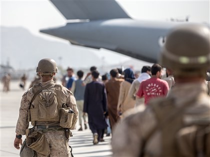 美軍撤出喀布爾機場前 廢除飛機與裝甲車軍備