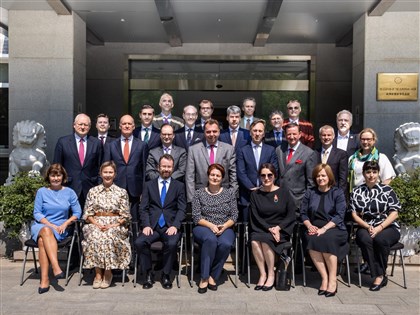 立陶宛遭施壓召回大使 歐盟各國駐中使節合照力挺