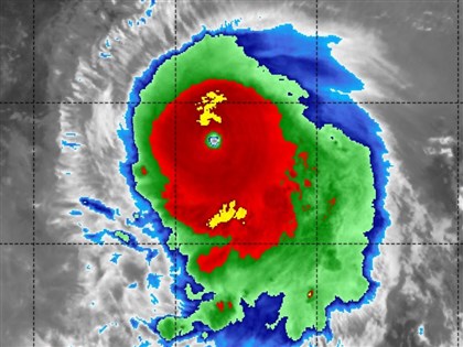 颱風璨樹眼牆雲系均勻環繞 鄭明典：等級接近最強