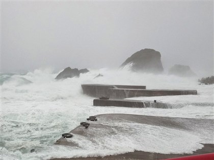 颱風璨樹暴風圈碰觸蘭嶼 出現9級瞬間陣風