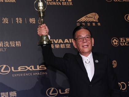 龍劭華坐在沙發安詳逝世 檢方將相驗釐清死因